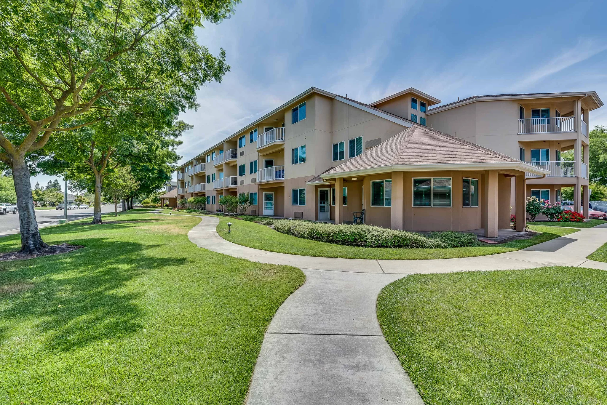 Outdoor walkway Lodi 2